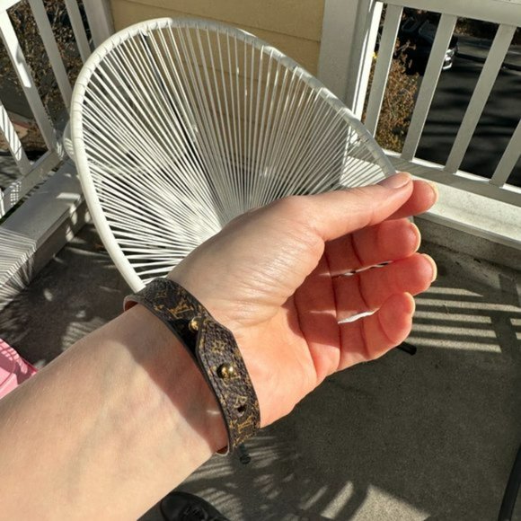 Authentic Louis Vuitton Essential V Bracelet - Picture 7 of 13